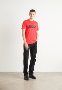 BOSS TEE - Apdrukāts T-krekls - open red