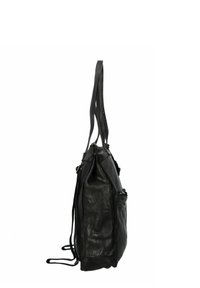 Sac à dos en cuir noir avec poche avant et doubles bretelles, vu de côté sur un fond blanc.