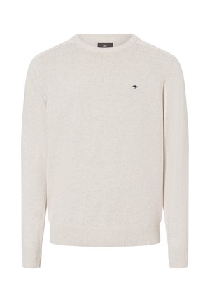 Pull en mailles beige clair avec un col rond, des poignets et un ourlet côtelés, arborant un petit logo bleu marine sur le côté gauche de la poitrine.