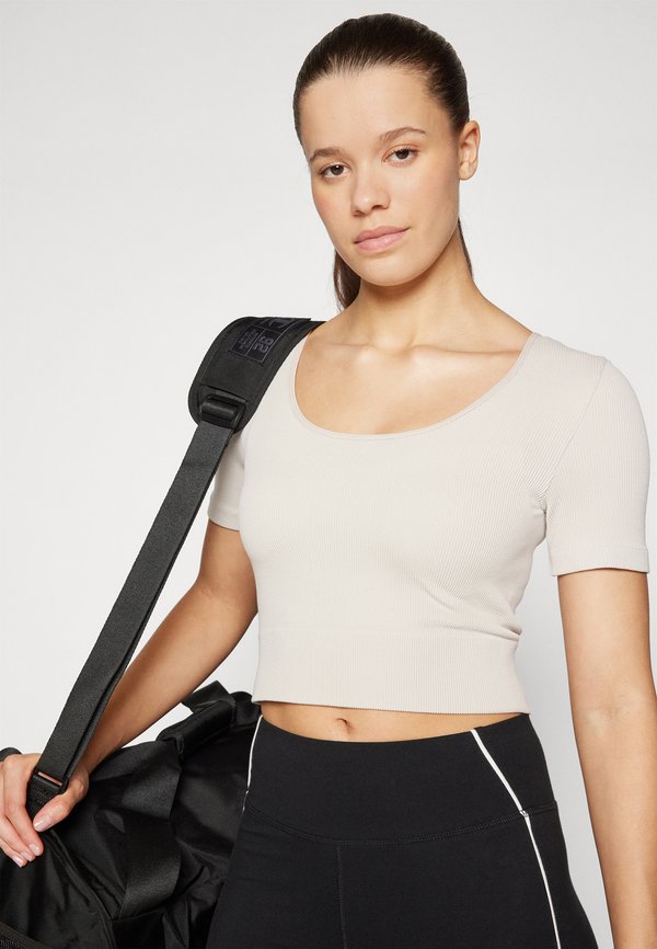 LIFE WAY CROP SEAM  - Sports T-shirt - nacreous cloud4