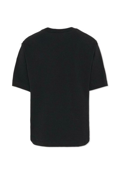 Prosty czarny t-shirt z krótkim rękawem widziany od tyłu, na białym tle.