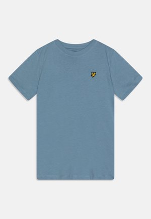 Lyseblå T-shirt med korte ærmer og rund halsudskæring med en lille gul fugle-logo på venstre bryst.