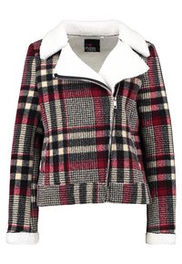 Plaidjakke med et mønster i rød, sort og creme; lavet af tekstureret stof med en hvid shearling-krave og -manchetter, lynlås lukning.