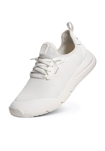 Baskets blanches légères pour le sport avec dessus en maille, fermeture à lacets, languette à l'arrière et semelle rembourrée, idéales pour un usage décontracté ou sportif.