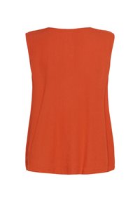 Bezramenný oranžový top vyrobený z měkké látky. Má rovný střih a kulatý výstřih, s hladkým povrchem a bez viditelných vzorů.