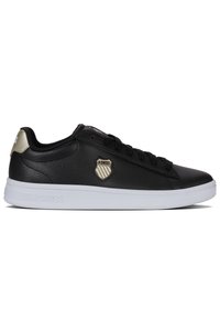 Baskets en cuir noir avec une semelle en caoutchouc blanche, dotées de lacets noirs et d'un accent doré à l'arrière. Comprend un patch logo sur le côté.