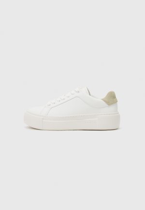 Sneaker bianco con tomaia in pelle liscia, accentuazione in suede grigio chiaro sul tallone e suola in gomma bianca spessa. Presenta un design con lacci.