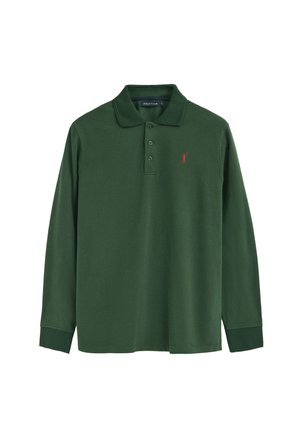 Langärmliges Polohemd aus dunkelgrünem Baumwollstoff mit einer Knopfleiste mit drei Knöpfen und einem kleinen roten Logo auf der linken Brust. Weiche, glatte Textur.