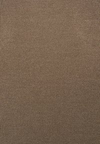 Gros plan d’un tissu tricoté marron montrant une texture de tissage serrée et uniforme avec de petites mailles régulières partout.