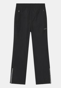 Zwarte outdoorbroek met elastische tailleband, ritszakken aan de zijkant, reflecterende details bij de enkels en een klein logo op de rechterdij.