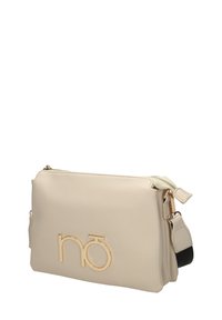 Borsa a tracolla in faux leather color crema con logo dorato. Caratterizzata da una chiusura con zip e una tracolla regolabile. Texture liscia. Forma rettangolare compatta.