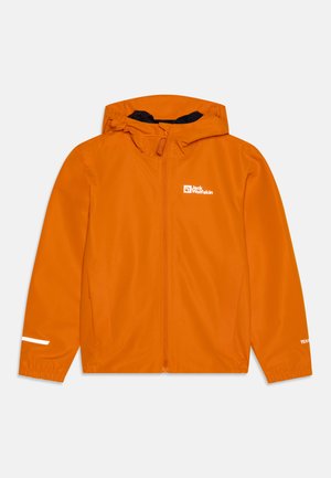 Narančasta vodootporna jakna s kapuljačom, zatvaranjem na zip, reflektirajućim detaljima i logotipom na prsima. Glatka tekstura, lagani dizajn.