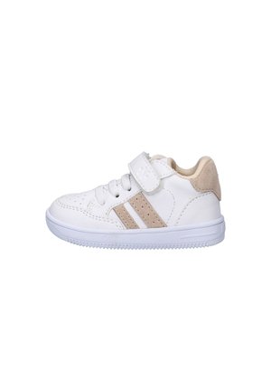 Witte peutersneaker met beige suède hiel en strepen, witte veters en een klittenbandsluiting op een witte achtergrond.