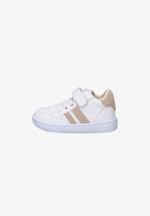 Witte peutersneaker met beige suède hiel en strepen, witte veters en een klittenbandsluiting op een witte achtergrond.