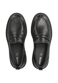 Zwarte leren loafers met een gestikt ontwerp, een gladde textuur, een ronde neus en Geox-merk op de binnenzool. Geen zichtbare hardware of versieringen.