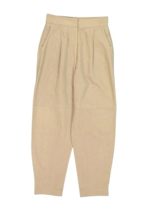 Pantalones beige de talle alto y corte estrecho con pinzas y bolsillos laterales, con un ajuste relajado que se estrecha hacia los tobillos.