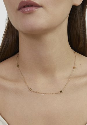 Goldkette mit einer Kette und kleinen herzförmigen Akzenten, die ein zartes und minimalistisches Design betonen. Geeignet für den Freizeitgebrauch.