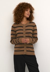 Bruin en zwart gestreepte cardigan met een knoopsluiting aan de voorkant, voorzien van een ronde halslijn en geribbelde manchetten. Zacht breimateriaal.