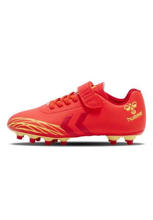 Rode voetbalschoen met een gestructureerde synthetische bovenkant, voorzien van gele accenten, veters en een klittenbandsluiting. Ontworpen voor grip met meerdere noppen.