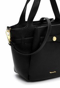 Černá kožená kabelka s texturovaným povrchem, dvěma horními uchy, odnímatelným ramenním popruhem a zlatým logem jako zdobením.