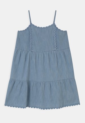 Vestido sin mangas de mezclilla azul claro con tirantes delgados, bordes ondulados y diseño de volantes en capas.