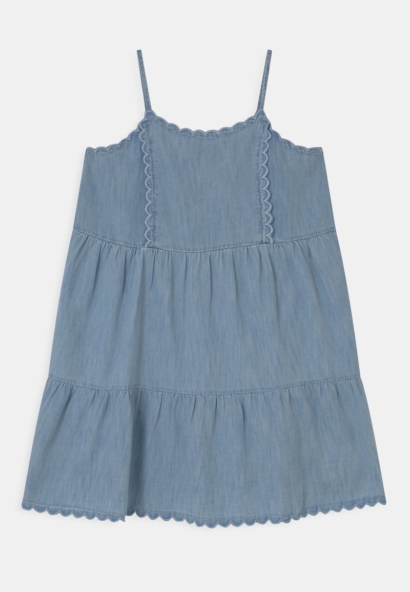 Robe sans manches en denim bleu clair avec fines bretelles, bords festonnés et design à volants superposés.