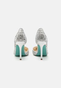 Scarpe con tacco alto argento, con un design impreziosito, punta a forma di mandorla e suola turchese. Accenti trasparenti e motivi decorativi lungo la parte superiore.