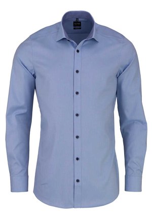 Chemise habillée à manches longues pour homme, bleu clair, avec col classique et boutons noirs sur le devant.