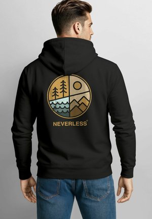 Schwarzer Kapuzenpullover mit einem kreisförmigen Design mit Bäumen, Wasser und Bergen in Gold und Hellblau, beschriftet mit "NEVERLESS". Weicher Stoff.