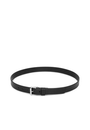 Cintura di pelle nera con fibbia rettangolare argentata e molteplici fori di regolazione, distesa in forma circolare su sfondo bianco.