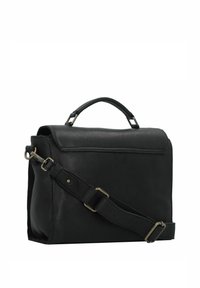 Zwarte leren tas met een gestructureerde vorm, voorzien van een bovenhandvat en een verstelbare schouderriem. Voorklep en metalen accenten zichtbaar.