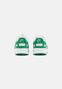 Nike Golf AIR PEGASUS 89 - Zapatos de golf (sin clavos) - white/malachite/photon dust