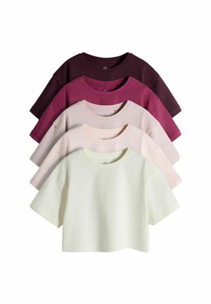 Cinq t-shirts à manches courtes et col rond empilés, couleurs de l’avant vers l’arrière : crème, rose pâle, beige, magenta et bordeaux foncé.