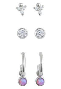 Pendientes de tono plateado que incluyen dos pares: en la parte superior, tres pequeñas piedras transparentes, y en la parte inferior, piedras opalescentes redondas en un engaste tipo bisel.