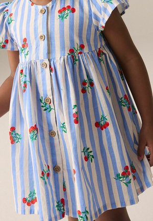 Robe rayée bleu clair et blanc avec broderie de cerises rouges et boutons en bois, dotée de manches bouffantes et d'une jupe froncée.