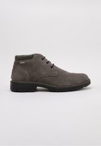 Botas de tobillo de ante gris con punta redondeada, detalles de costura y suela de goma. Presentan un diseño de perfil bajo y cierre con cordones.