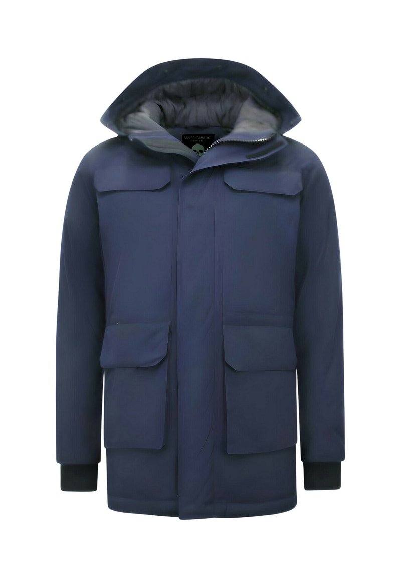Donkerblauwe winterparka met capuchon, ritssluiting aan de voorkant, klepzakken op de borst en taille, en zwarte boorden aan de mouwen.