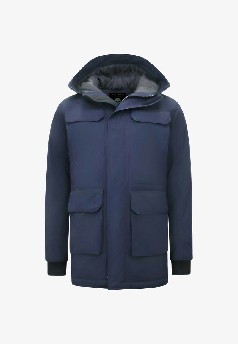 Donkerblauwe winterparka met capuchon, ritssluiting aan de voorkant, klepzakken op de borst en taille, en zwarte boorden aan de mouwen.