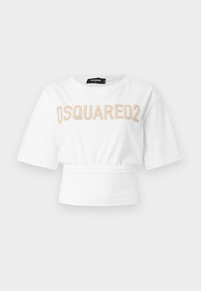 Biele skrátené tričko s béžovou vyšitou logom DSQUARED2 naprieč hrudníkom a širokými krátkymi rukávmi.