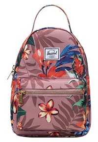 Plecak o zaokrąglonym kształcie, różowa tkanina z tropikalnymi wzorami kwiatowymi, górna rączka oraz przednia kieszeń na zamek z złotym okuciem.