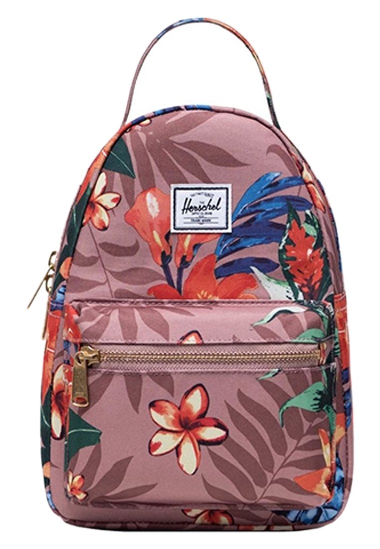Plecak o zaokrąglonym kształcie, różowa tkanina z tropikalnymi wzorami kwiatowymi, górna rączka oraz przednia kieszeń na zamek z złotym okuciem.