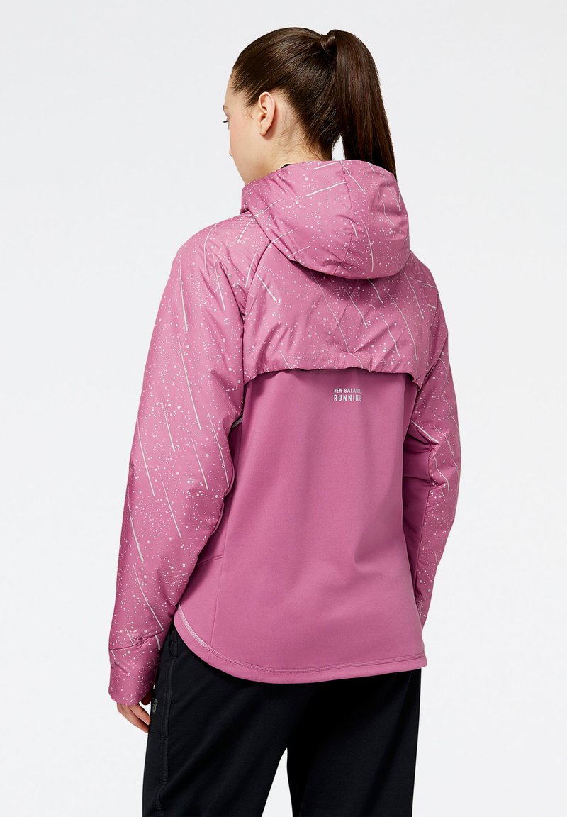 Rosa Kapuzenjacke mit strukturiertem Finish, ausgestattet mit einem gesprenkelten Muster und kontrastierenden weißen Linien. Logo auf dem Rücken. Leichtes Design.