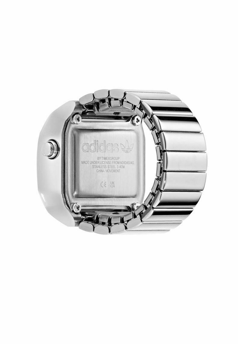 Vue de dos de la montre-bracelet Adidas en acier inoxydable avec bracelet à maillons métalliques, logo de la marque gravé et détails gravés du boîtier incluant la résistance à l'eau et l'origine.