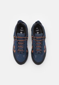 Siniset lenkkarit, joissa on oranssit nauhat ja yksityiskohdat. Ominaisuuksiin kuuluu teksturoitu pinta ja paksu kumipohja. Koko 42 merkitty sisäpuolelle.