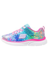 Kleurrijke sneaker met een ademende, gestructureerde bovenkant in blauw en roze, een glanzende band, een witte zool en kleurrijke patroondetails.