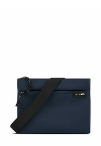 Tmavě modrá látková taška s černým nastavitelným popruhem, vybavená zipem na horní straně a visačkou s logem. Hladká textura a minimalistický design.