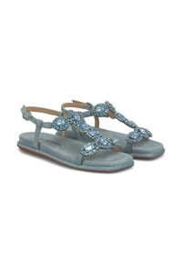 Sandali piatti di colore azzurro realizzati in suede, con pietre decorate sulle cinghie e una suola glitterata. Dettaglio con fibbia regolabile alla caviglia.