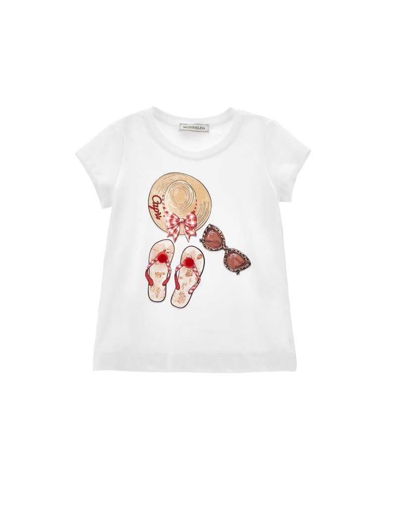 T-shirt bianca con un design di un cappello di paglia, occhiali da sole e infradito in motivi marroni, rossi e a scacchi. Tessuto di cotone morbido.