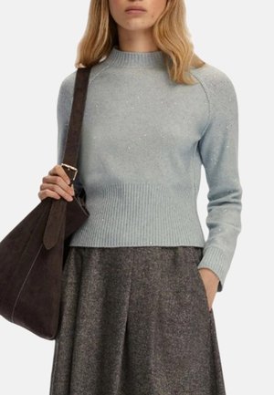 Maglione azzurro chiaro testurizzato con orlo e polsini a costine, caratterizzato da sottili dettagli brillanti. Abbinato a una borsa scura e una gonna.