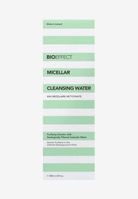 L'eau micellaire Bioeffect est présentée dans une bouteille rectangulaire verticale avec un design à rayures blanches et vert clair, accompagnée de texte noir en gras.